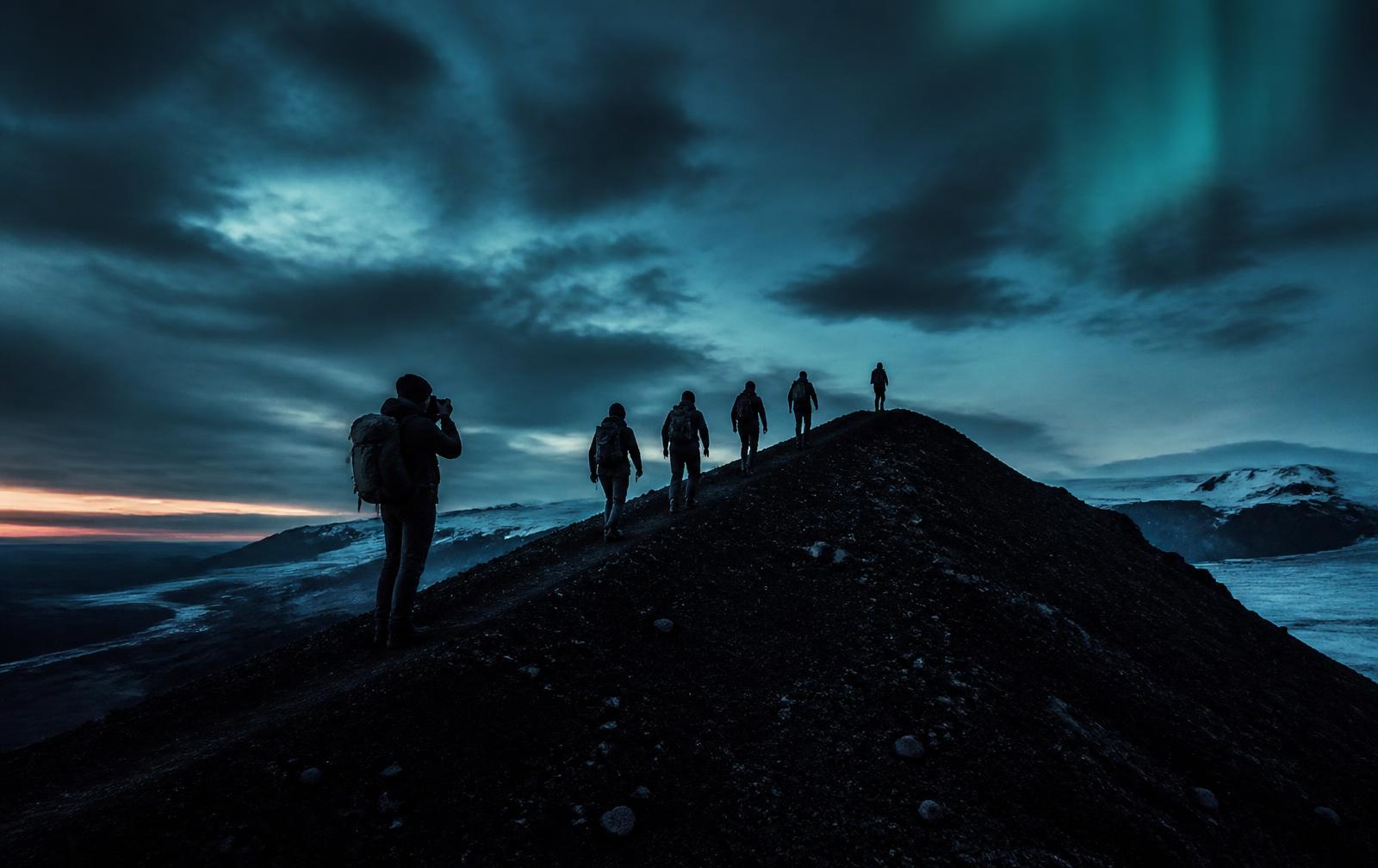 Equipo de guías y fotógrafos de Wandernow en una cordillera al anochecer